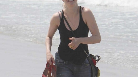 Amanda Seyfried, séparée de Ryan Phillippe, mais bien accompagnée sur la plage