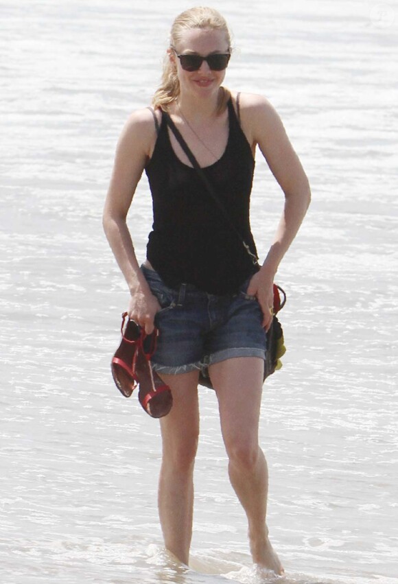 Amanda Seyfried les pieds dans l'eau à Venice Beach, à Los Angeles, le 11 juillet 2011.