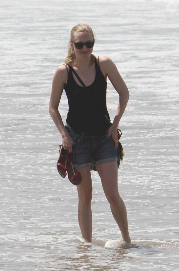 Amanda Seyfried détendue à Venice Beach, à Los Angeles, le 11 juillet 2011.