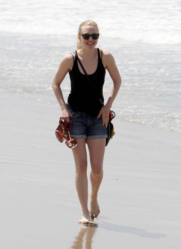 Amanda Seyfried les pieds dans l'eau à Venice Beach, à Los Angeles, le 11 juillet 2011.
