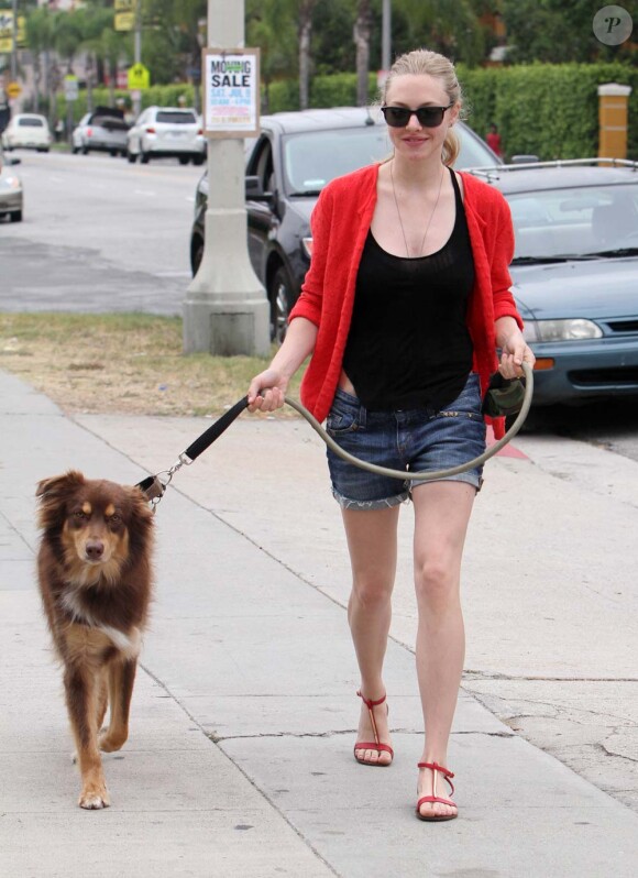 Amanda Seyfried dans les rues de Venice Beach avec son chien, à Los Angeles, le 11 juillet 2011.