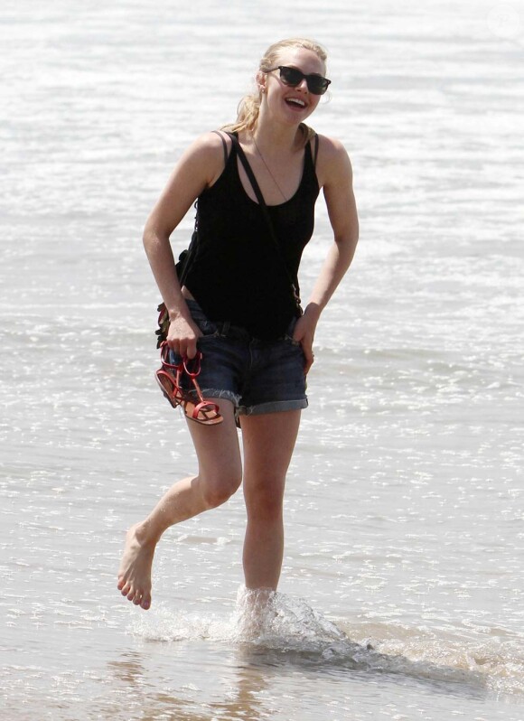 Amanda Seyfried s'amuse au bord de l'eau à Venice Beach, à Los Angeles, le 11 juillet 2011.