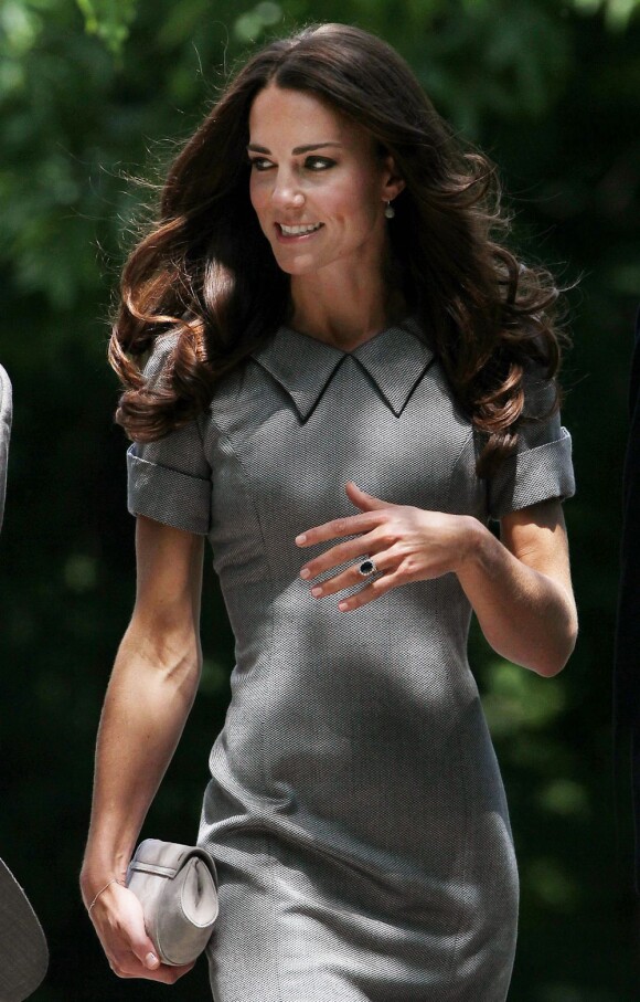 Kate Middleton rayonne en Catherine Walker, perchée sur des escarpins à bout pointu Tabitha Simmons. Une princesse au style chic mais tendance<br />