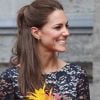 La dentelle lui va comme un gant ! Comme un charmant clin d'oeil à sa robe de mariée, Kate Middleton a enfilé une robe droite signée Erdem et elle reste splendide !