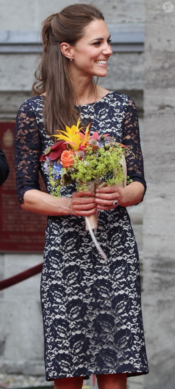 La dentelle lui va comme un gant ! Comme un charmant clin d'oeil à sa robe de mariée, Kate Middleton a enfilé une robe droite signée Erdem et elle reste splendide !