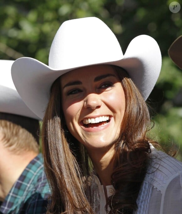 Kate Middleton la joue décontractée avec son chapeau de rodéo, son jean droit et sa blouse ethnique 