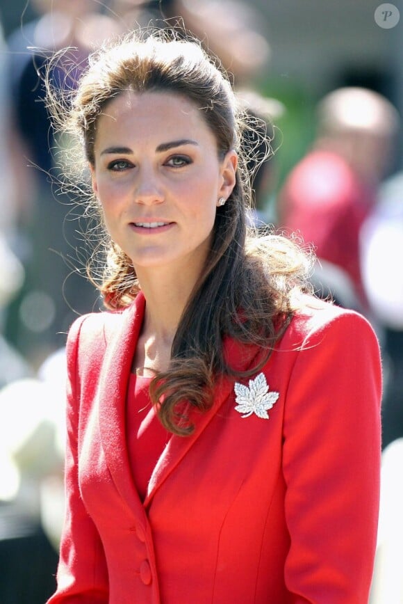 Un simple manteau robe Catherine Walker suffit à éclairer le visage de la duchesse de Cambride, décidément classe et irrésistible.