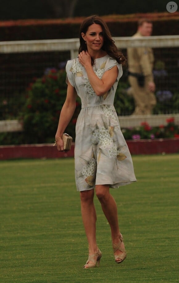 De nouveau en Jenny Packham, la princesse Catherine fait sensation dans cette robe légère, parfaite pour assister à un match de polo. 