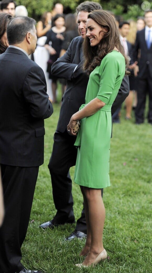 Kate Middleton a choisi de rendre hommage à sa nation d'accueil lors d'une réception à Los Angeles. Elle a choisi la créatrice américaine Diane von Furstenberg pour briller. Bravo pour la minaudière léopard qui donne une touche tellement tendance.