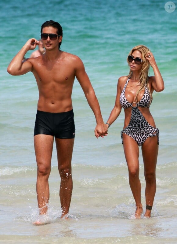 Shauna Sand et son mari Laurent à la plage à Miami, le 14 juillet 2011