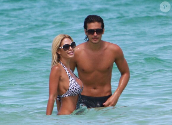 Shauna Sand et son mari Laurent à la plage à Miami, le 14 juillet 2011