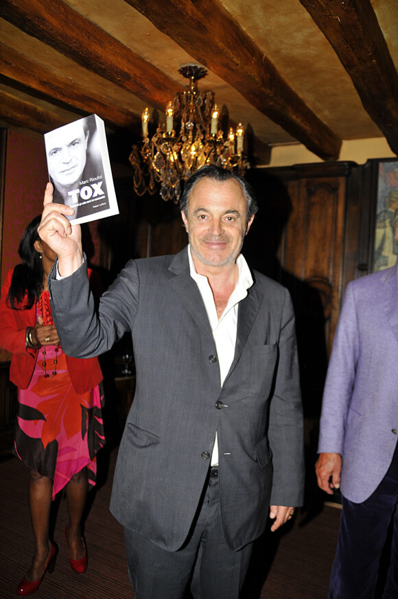 Marc Rioufol lors de la vente aux enchères au profit de l'association Plan France à Paris le 28 avril 2011