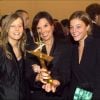 Denise Fabre reçoit son 7 d'or de la meilleure animatrice en 2001, entourée de ses jumelles Elodie et Olivia.