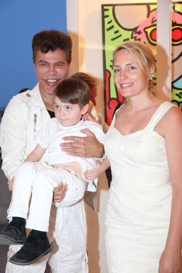 Grichka Bogdanoff, une amie et un petit garçon lors de la soirée blanche organisée par Pierre Guillermo, le 14 juillet 2011.