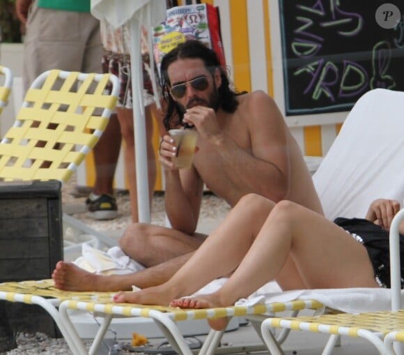 Russell Brand, surpris avec une amie à Miami, vendredi 8 juillet 2011.