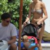 Karolina Kurkova avec son fiancé Archie Drury et leur fille Tobin, à Ischia le 10 juillet 2011