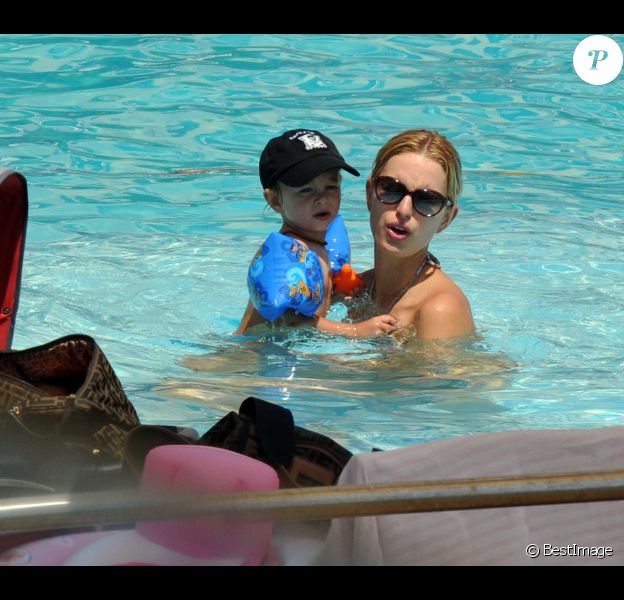 Karolina Kurkova avec son fiancé Archie Drury et leur fille Tobin, à Ischia le 10 juillet 2011