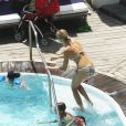 Karolina Kurkova avec son fiancé Archie Drury et leur fille Tobin, à Ischia le 10 juillet 2011