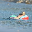 Karolina Kurkova avec son fiancé Archie Drury et leur fille Tobin, à Ischia le 10 juillet 2011