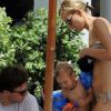 Karolina Kurkova avec son fiancé Archie Drury et leur fille Tobin, à Ischia le 10 juillet 2011