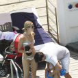Karolina Kurkova avec son fiancé Archie Drury et leur fille Tobin, à Ischia le 10 juillet 2011