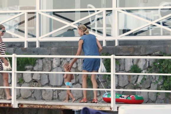 Karolina Kurkova avec son fiancé Archie Drury et leur fille Tobin, à Ischia le 10 juillet 2011