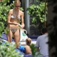 Karolina Kurkova avec son fiancé Archie Drury et leur fille Tobin, à Ischia le 10 juillet 2011