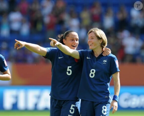 Ophélie Meilleroux et Sonia Bompastor peuvent sourire : elles ont terminé 4e du Mondial 2011 en Allemagne et fait beaucoup pour le foot féminin français.
