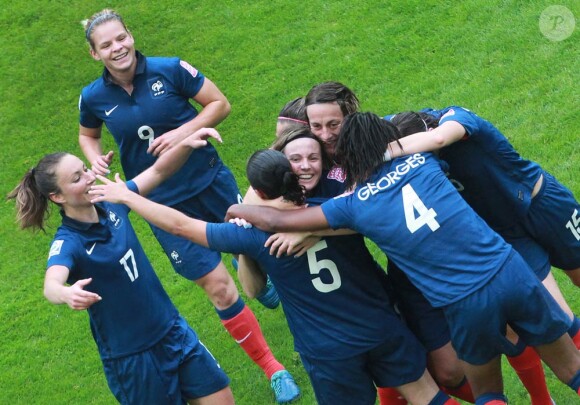 Les Bleues de Bruno Bini, emmenées par la doyenne inusable Sandrine Soubeyrand et la capitaine Sonia Bompastor, ont terminé 4e du Mondial 2011 en Allemagne. Inédit. Une fondation pour faire entrer le foot féminin 2011 dans l'ère moderne, et au premier plan.