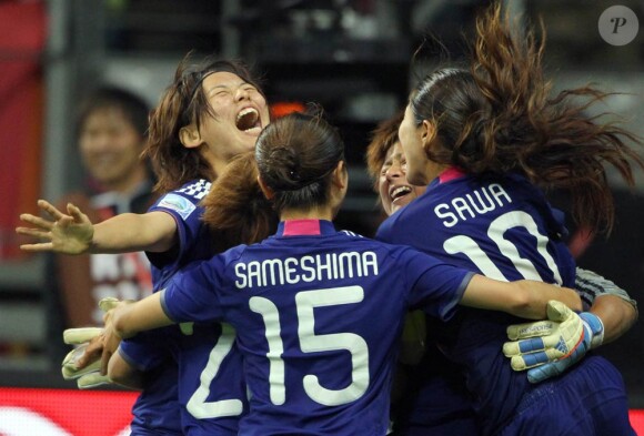 Les Japonaises de Nadeshiko, l'équipe nationale féminine nippone de foot, exultent : dimanche 17 juillet 2011, elles ont remporté en Allemagne la Coupe du Monde aux dépens des favorites, les Américaines.