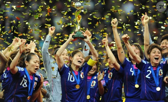 Les Japonaises de Nadeshiko, l'équipe nationale féminine nippone de foot, exultent : dimanche 17 juillet 2011, elles ont remporté en Allemagne la Coupe du Monde aux dépens des favorites, les Américaines.