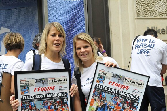 Les Bleues au Nike Store des Champs-Elysées le 18 juillet 2011.