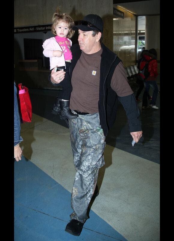 La petite Maddie avec son grand-père, Jamie Spears, à Los Angeles, en février 2010.