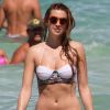 Whitney Port s'amuse à la plage avec deux amis, à Miami, samedi 16 juillet.