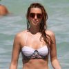 Whitney Port s'amuse à la plage avec deux amis, à Miami, samedi 16 juillet.