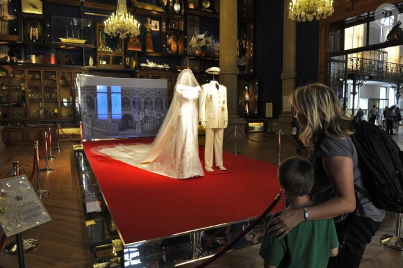 Installée au Musée océanographique de Monaco jusqu'au 22 novembre 2011, l'exposition L'Histoire du Mariage princier voulue par Stéphane Bern, ami personnel du prince Albert, rencontre déjà un franc succès.