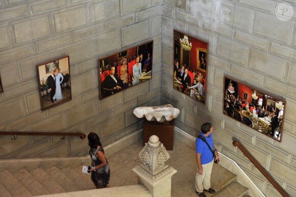 Installée au Musée océanographique de Monaco jusqu'au 22 novembre 2011, l'exposition L'Histoire du Mariage princier voulue par Stéphane Bern, ami personnel du prince Albert, rencontre déjà un franc succès.