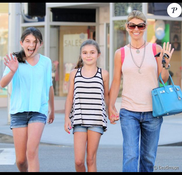 Lori Loughlin avec ses filles Isabella et Olivia lors d'une sortie shopping le 19 juillet 2011 à Beverly Hills