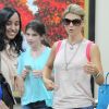 Lori Loughlin avec ses filles Isabella et Olivia lors d'une sortie shopping le 19 juillet 2011 à Beverly Hills