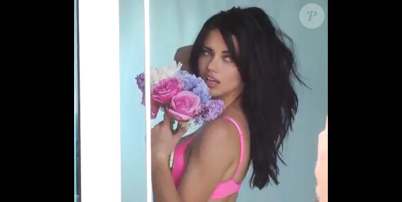 Adriana Lima explosive pendant un shooting de Victoria's Secret 