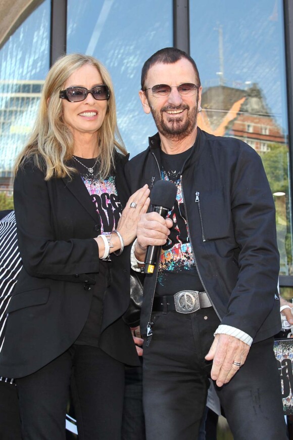 Ringo Starr fête ses 71 ans avec sa femme Barbara Bach, à Hambourg, le 7 juillet 2011.