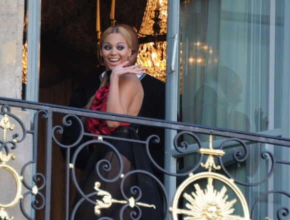 Beyoncé au balcon du Ritz, à Paris, lors d'un shooting pour le Harper's Bazaar, le 22 avril 2011.