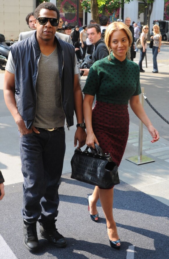 Beyoncé et son mari Jay-Z, à Paris, sur les Champs-Elysées, le 24 avril 2011. 