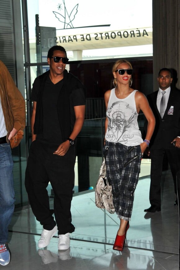 Beyoncé et Jay-Z quittent Paris après une semaine en amoureux, le 26 avril 2011.