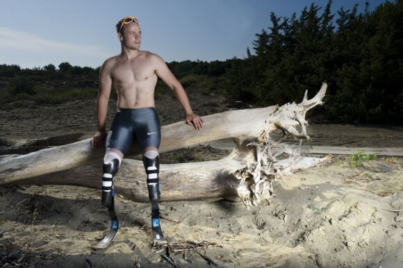 Oscar Pistorius, athlète sud-africain, handicapé, sur la plage de Grosseto, en Italie le 10 juillet 2011