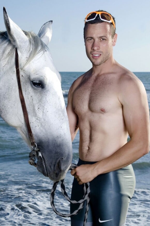 Oscar Pistorius pose avec un cheval sur la plage de Grosseto, en Italie le 10 juillet 2011