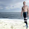 Oscar Pistorius, le handicapé le plus rapide du monde pose sur la plage de Grosseto, en Italie le 10 juillet 2011