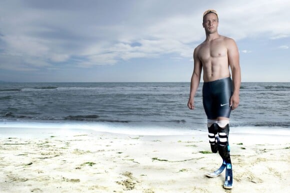 Oscar Pistorius, le handicapé le plus rapide du monde pose sur la plage de Grosseto, en Italie le 10 juillet 2011