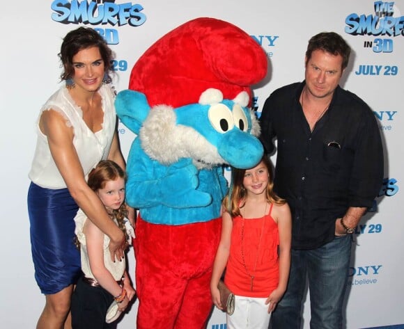 Brooke Shields, son mari Chris Henchy et leurs filles lors de la première mondiale des Schtroumpfs, à New York. 24 juillet 2011