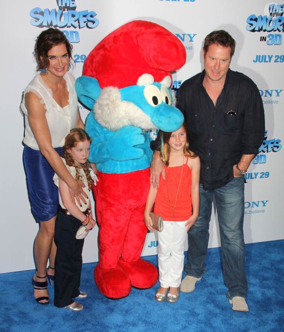 Brooke Shields, son mari Chris Henchy et leurs filles lors de la première mondiale des Schtroumpfs, à New York. 24 juillet 2011